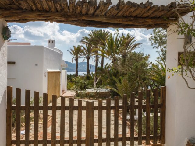¿Qué tener en cuenta al comprar o vender una propiedad en Ibiza en 2025?