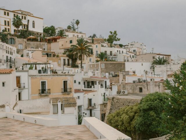 Cómo la escasez de vivienda está transformando la compra venta de inmuebles en Ibiza